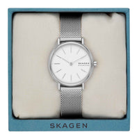 Skagen dameur i stål med meshlænke og indeksmarkeringer på urskiven. Uret ses i en uræske.