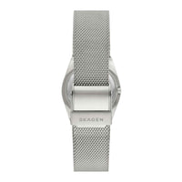 Skagen dameur i rustfrit stål med blå urskive og meshlænke i rustfrit stål. Uret har arabertal og sekundviser. Uret ses bagfra.