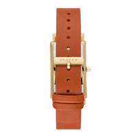 Skagen dameur med firkantet urkasse i guldtonet stål og brun læderrem. Uret har hvid skive med indeksmarkeringer og sekundviser. Uret ses bagfra.