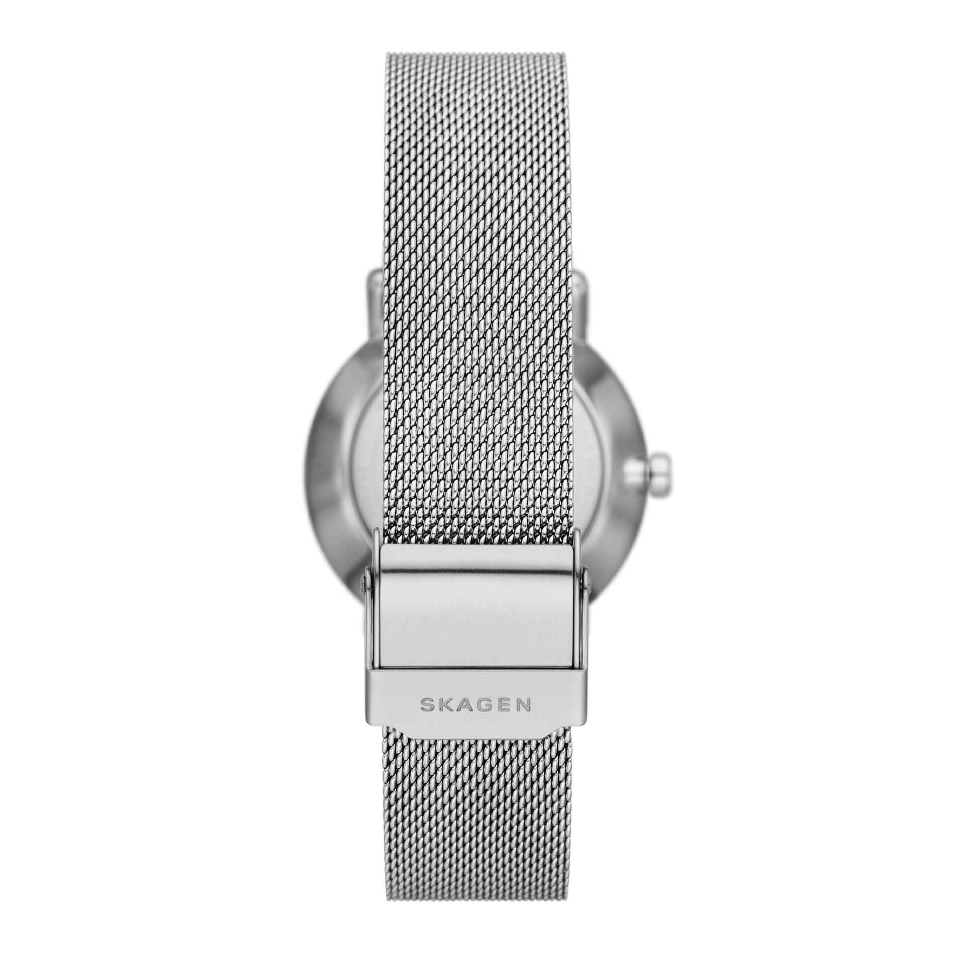Skagen dameur med urkasse i rustfrit stål og matchende meshlænke. Uret har hvid skive med arabertal og sekundviser. Uret ses bagfra.