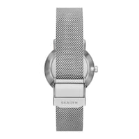 Skagen dameur med urkasse i rustfrit stål og matchende meshlænke. Uret har hvid skive med arabertal og sekundviser. Uret ses bagfra.