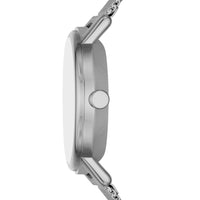 Skagen dameur med urkasse i rustfrit stål og matchende meshlænke. Uret har hvid skive med arabertal og sekundviser. Uret ses fra siden.