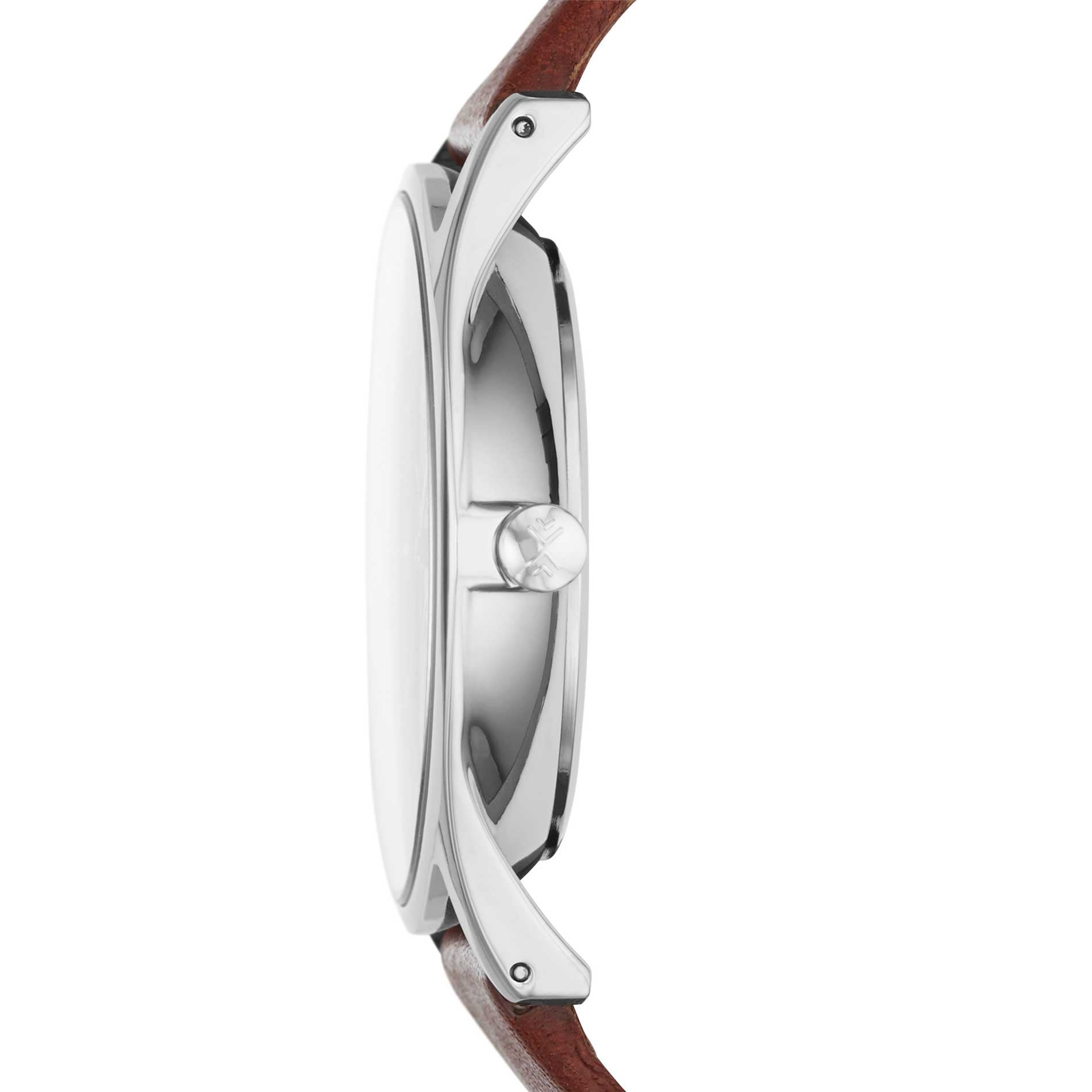 Skagen herreur med stålurkasse, sort skive og brun læderrem. Uret har to chronographer på skiven. Uret ses fra siden.