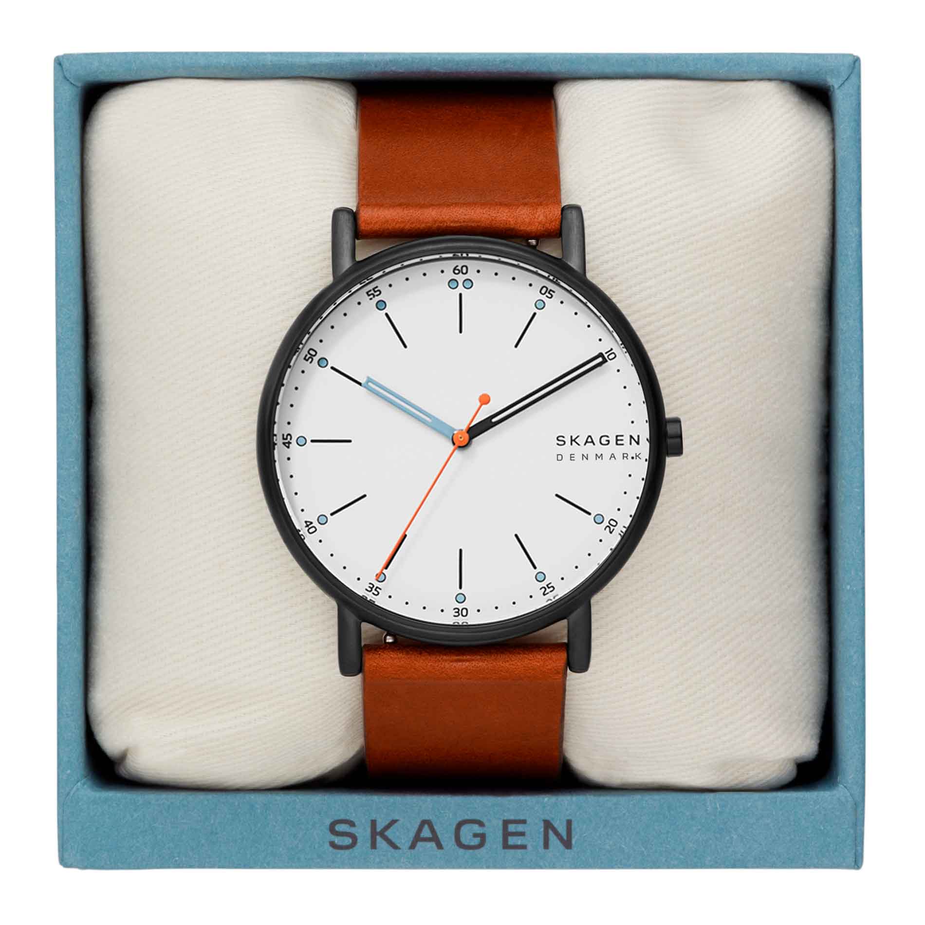 Skagen herreur med sort stålurkasse, hvid skive og brun læderrem. Uret ses i en uræske.