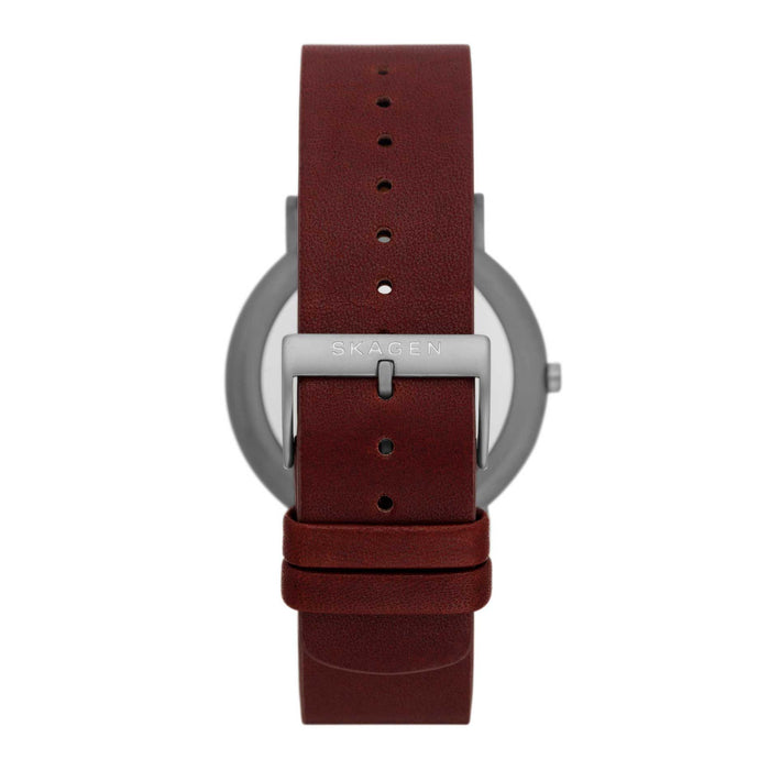 Skagen ur med stålurkasse, sort skive og brun læderrem. Uret har arabertal på skiven. Uret ses bagfra.