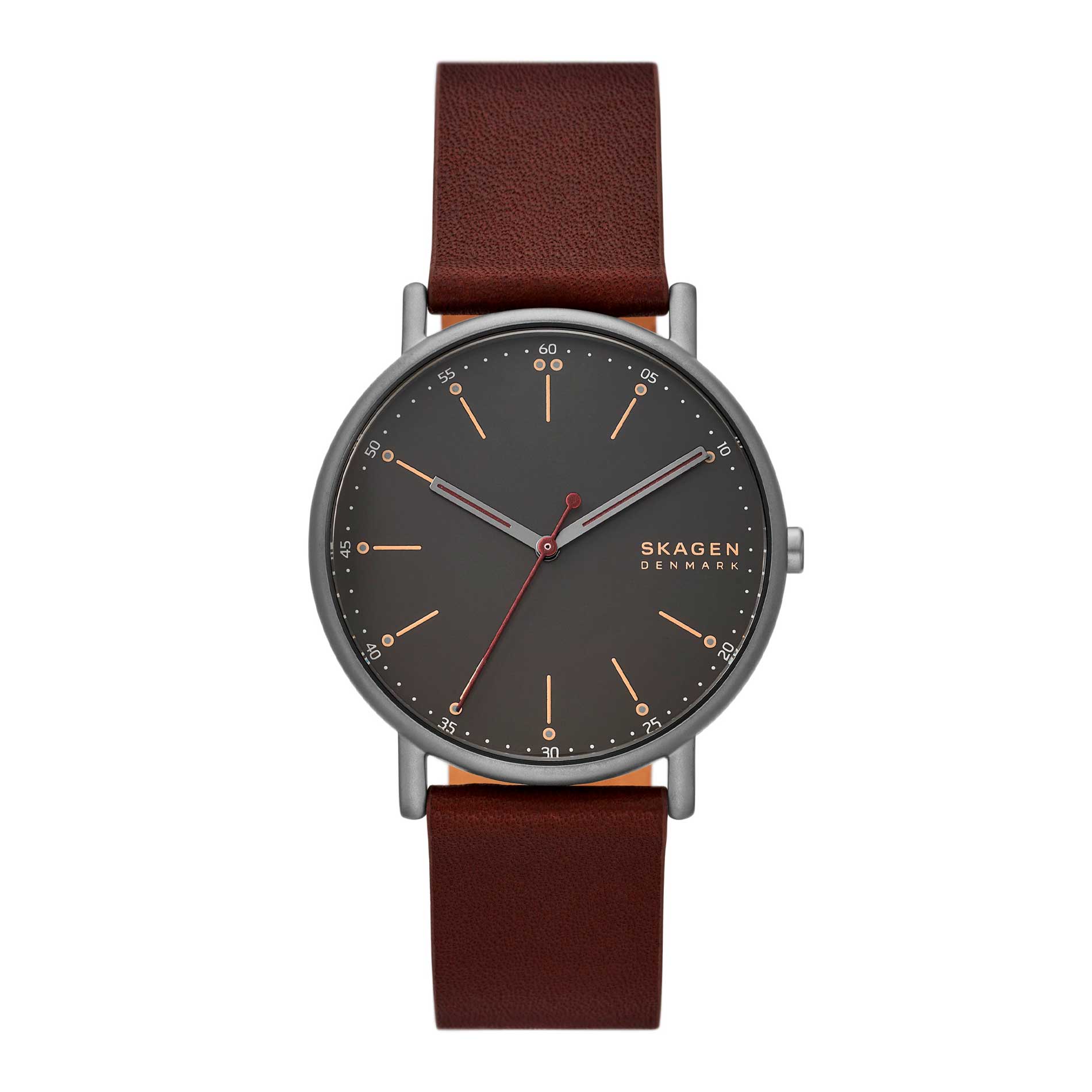 Skagen ur med stålurkasse, sort skive og brun læderrem. Uret har arabertal på skiven. Uret ses forfra.