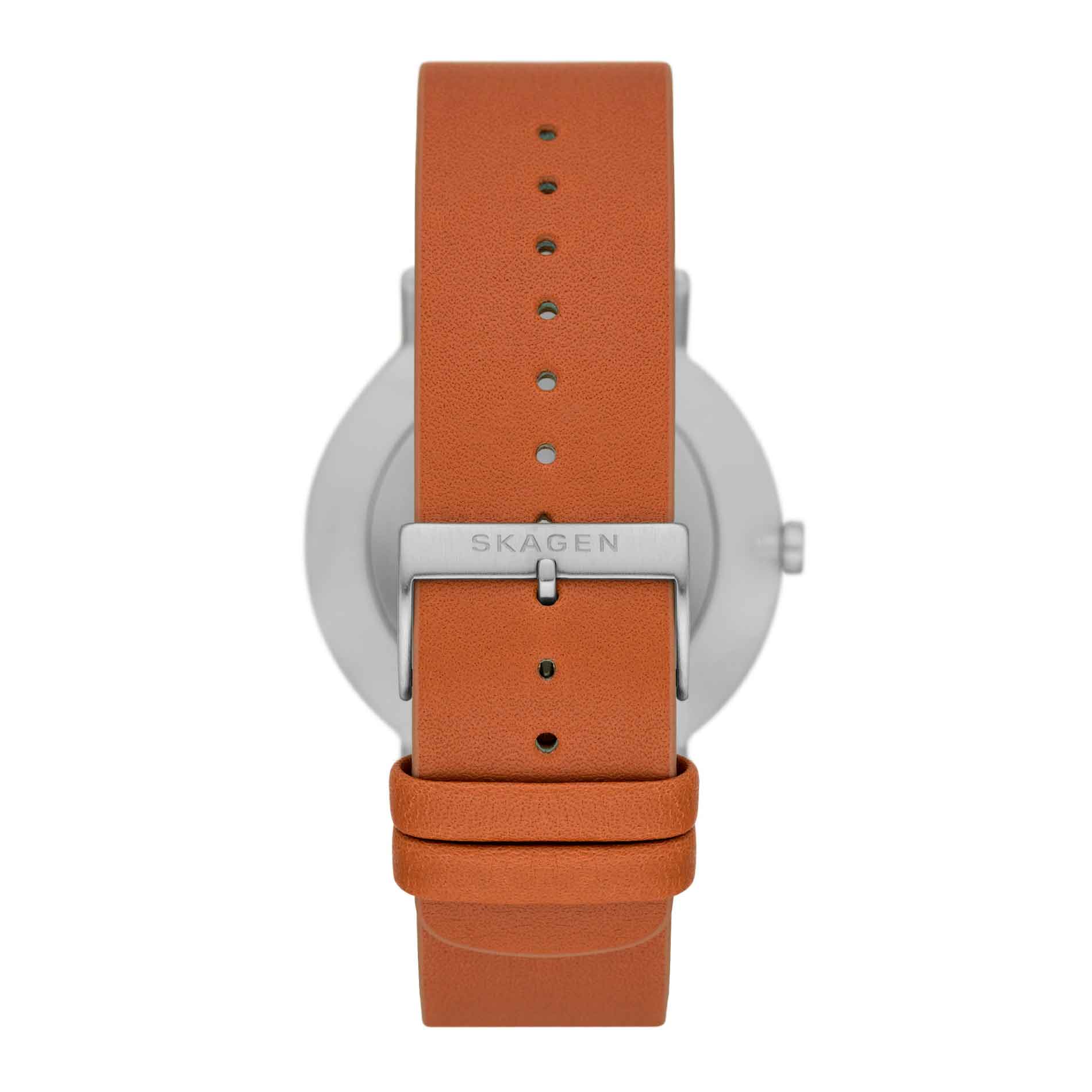 Skagen ur med stålurkasse, blå skive og brun læderrem. Uret har arabertal på skiven. Uret ses bagfra.