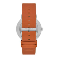 Skagen ur med stålurkasse, blå skive og brun læderrem. Uret har arabertal på skiven. Uret ses bagfra.