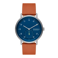 Skagen ur med stålurkasse, blå skive og brun læderrem. Uret har arabertal på skiven. Uret ses forfra.