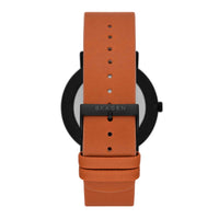 Skagen ur med sort stålurkasse, hvid skive og brun læderrem. Uret har arabertal på skiven. Uret ses bagfra.