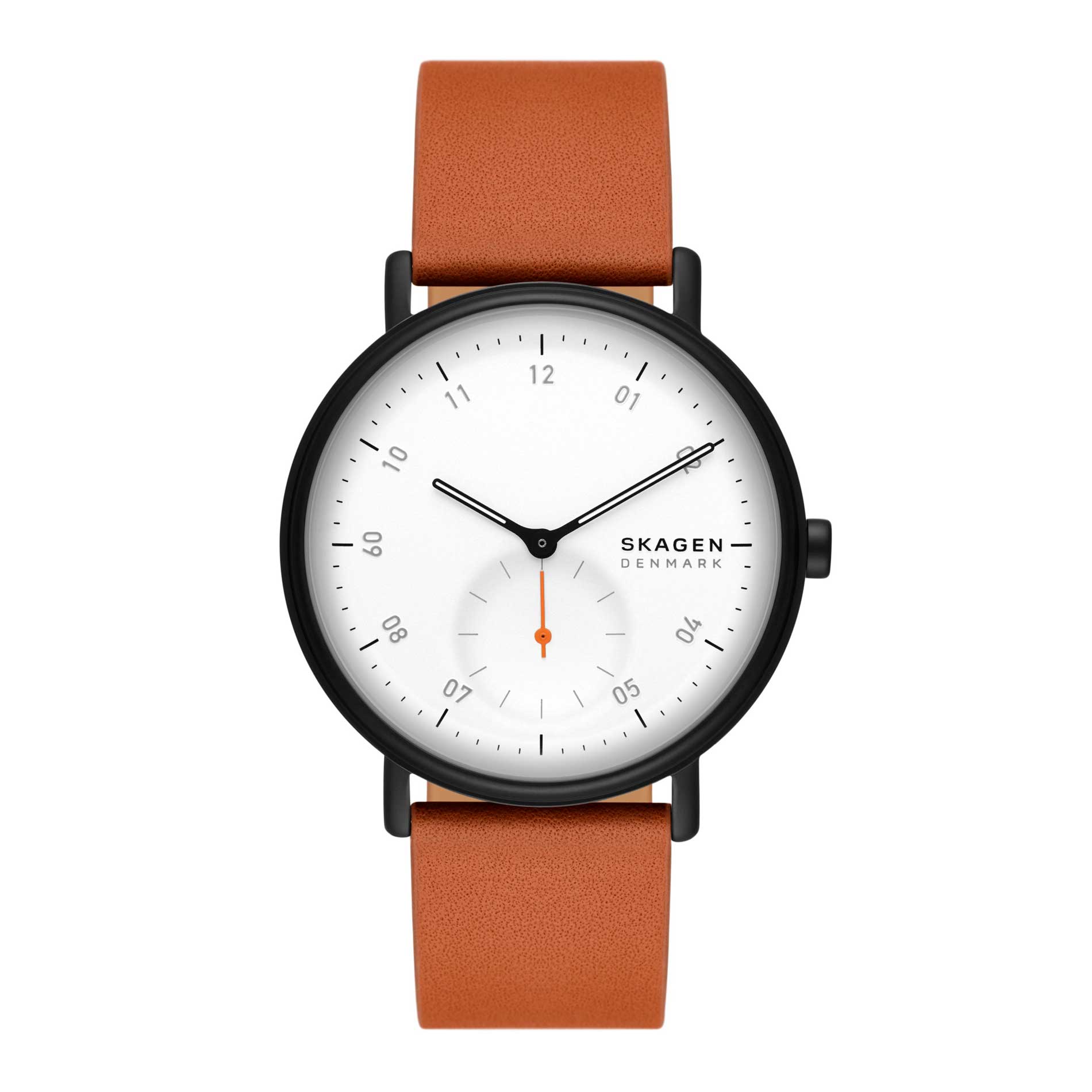 Skagen ur med sort stålurkasse, hvid skive og brun læderrem. Uret har arabertal på skiven. Uret ses forfra.