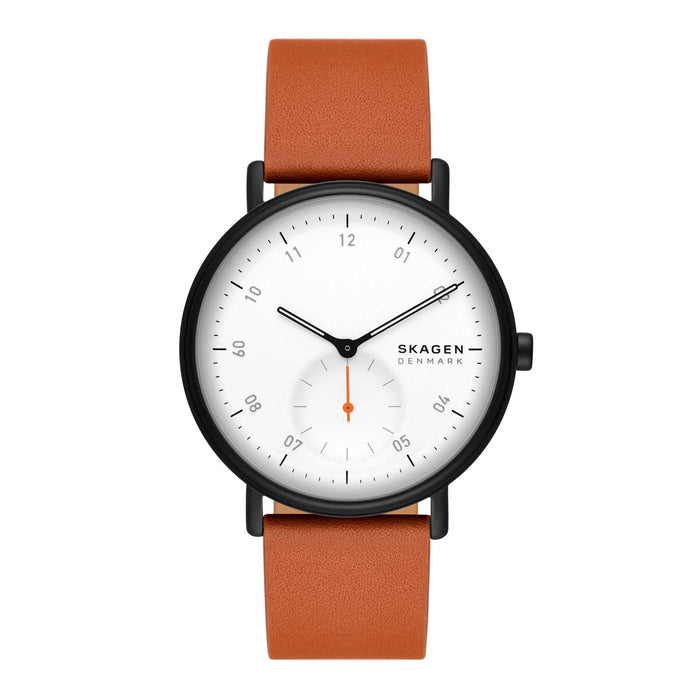 Skagen ur med sort stålurkasse, hvid skive og brun læderrem. Uret har arabertal på skiven. Uret ses forfra.