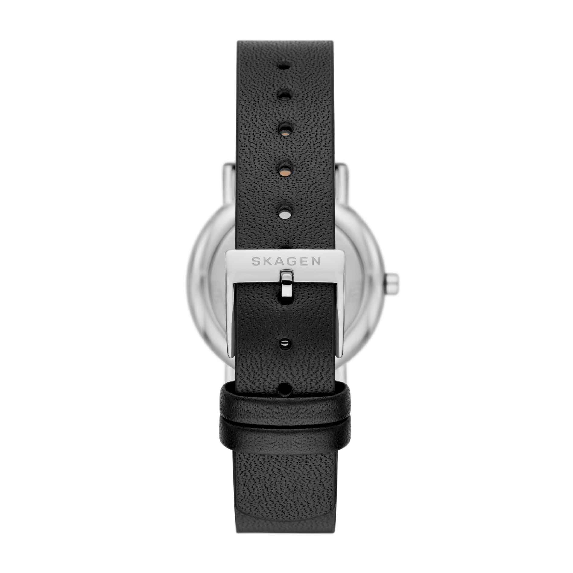 Skagen ur med hvid skive og sort læderrem, set bagfra