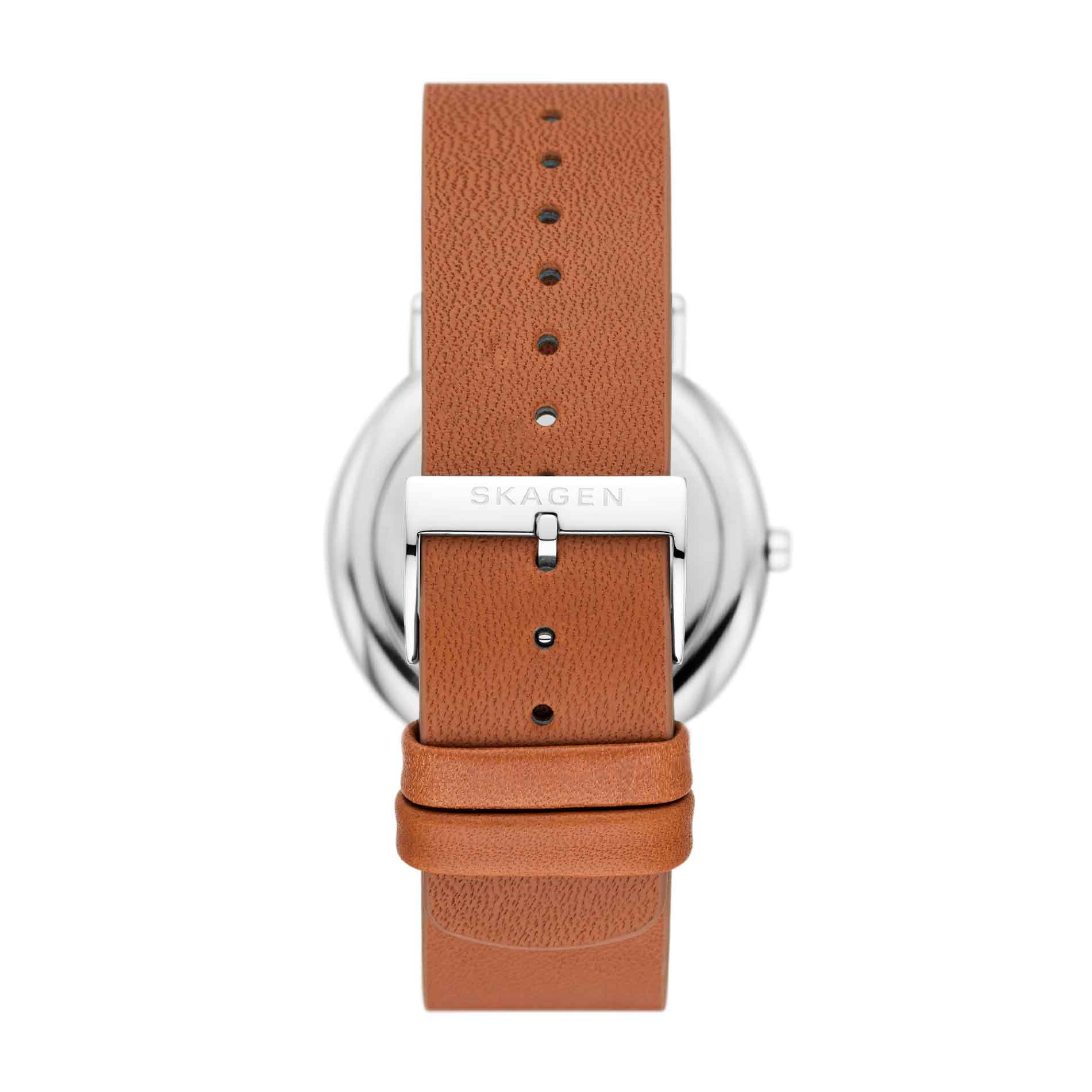 Skagen ur med hvid skive og brun læderrem, set bagfra