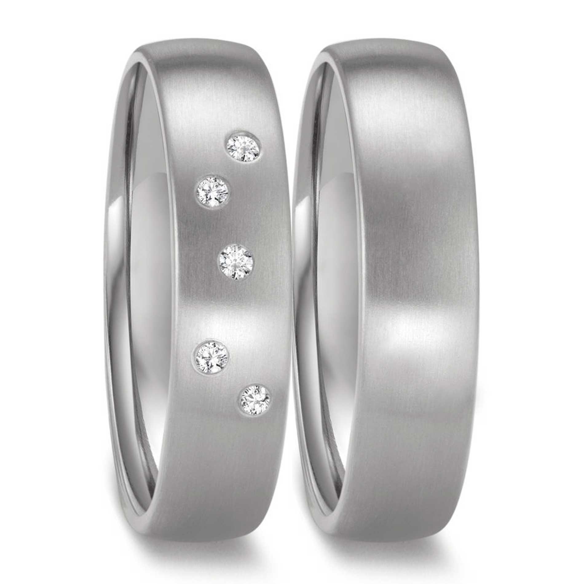 Vielsesringe i zirkonium fra Titan Factory med 5 diamanter i den ene ring