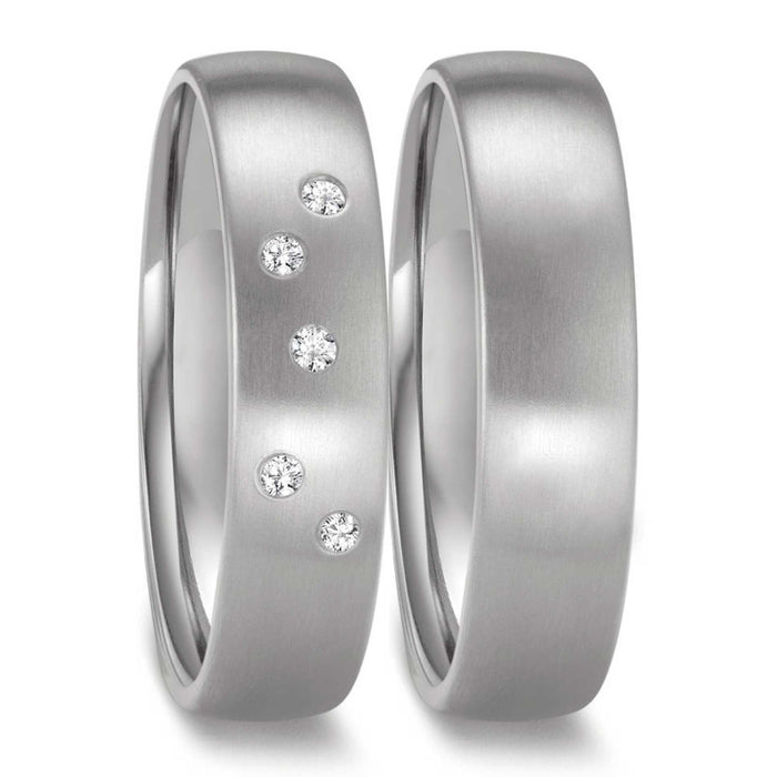 Vielsesringe i zirkonium fra Titan Factory med 5 diamanter i den ene ring