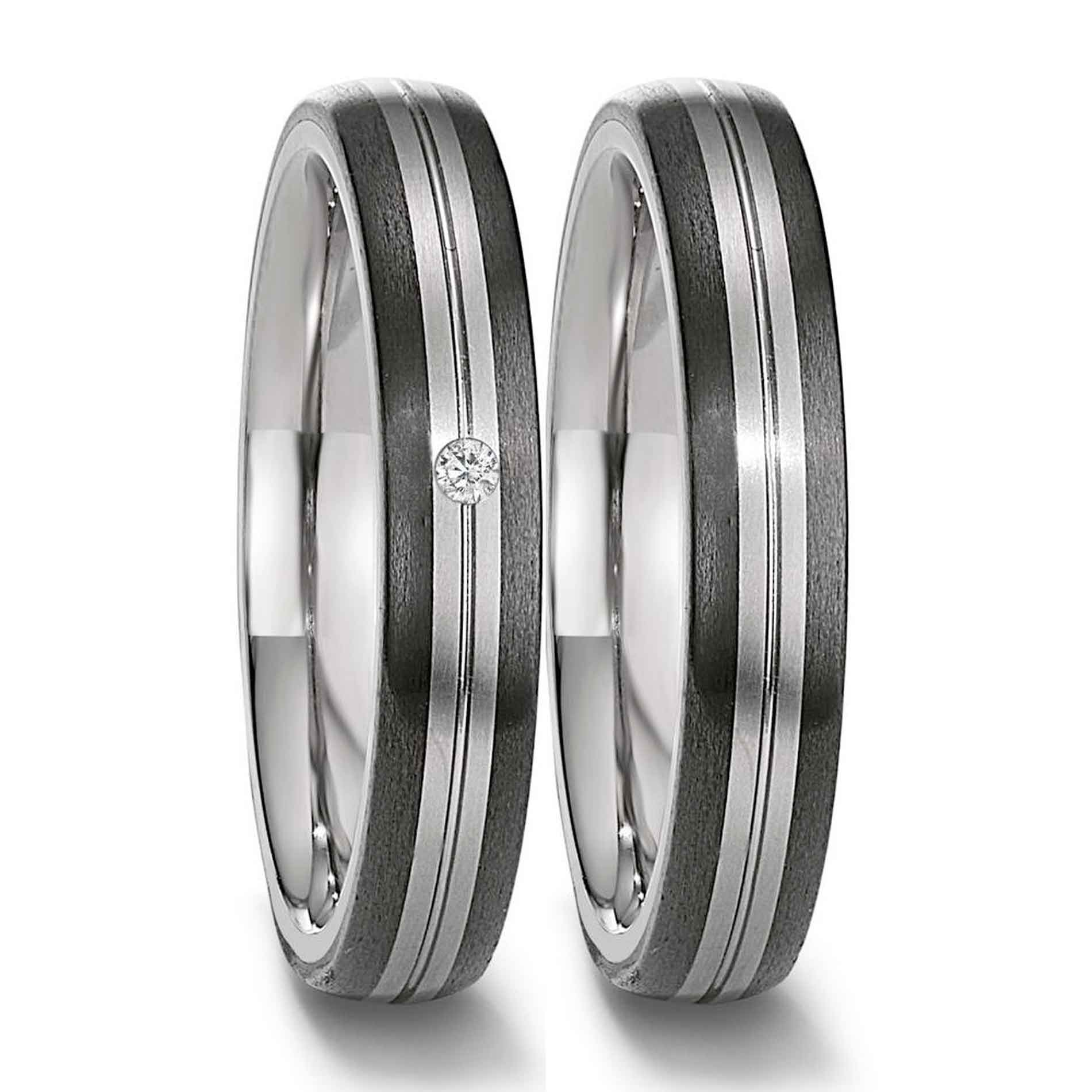 Vielsesringe fra Titan Factory i titanium og carbon. I den ene ring sidder 1 diamant