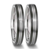 Vielsesringe fra Titan Factory i titanium og carbon. I den ene ring sidder 1 diamant