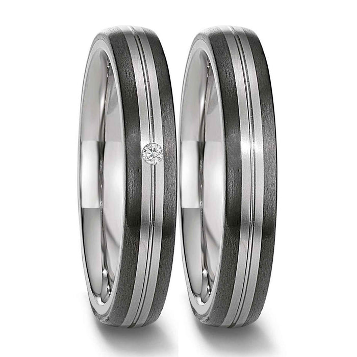 Vielsesringe fra Titan Factory i titanium og carbon. I den ene ring sidder 1 diamant