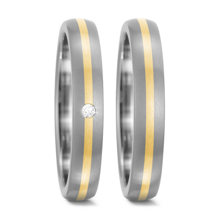Vielsesringe fra Titan Factory i titanium og 18 karat guld. I den ene ring sidder en diamant