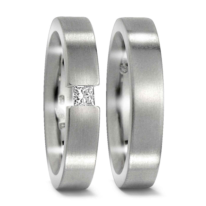 Vielsesringe fra Titan Factory i titanium med en diamant i den ene ring