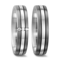 Vielsesringe i titanium og palladium. I den ene ring sidder tre diamanter på tværs