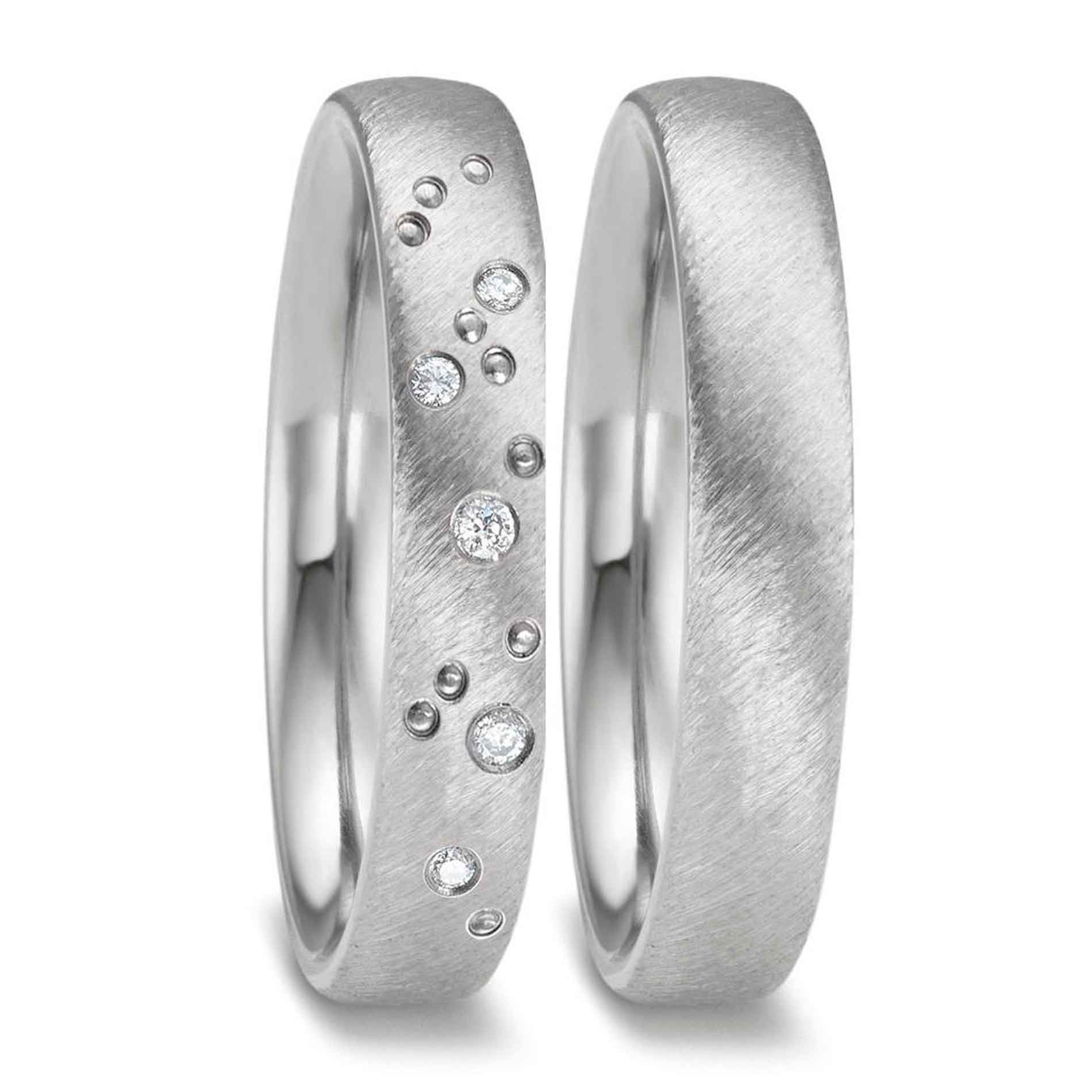 Vielsesringe fra Titan Factory i zirkonium, med 5 diamanter i den ene ring