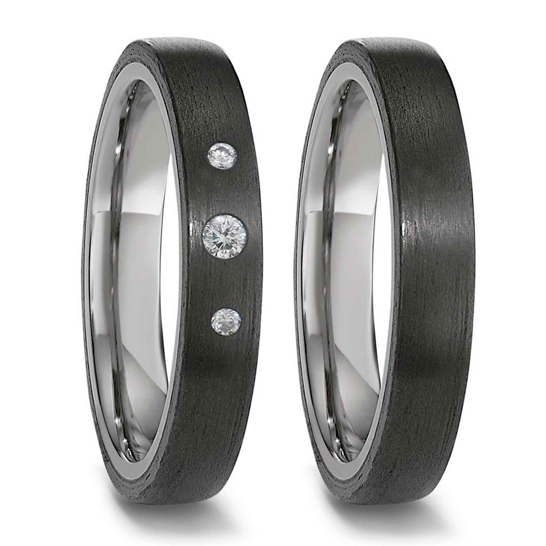 Vielsesringe i carbon og titanium med tre diamanter i den ene ring