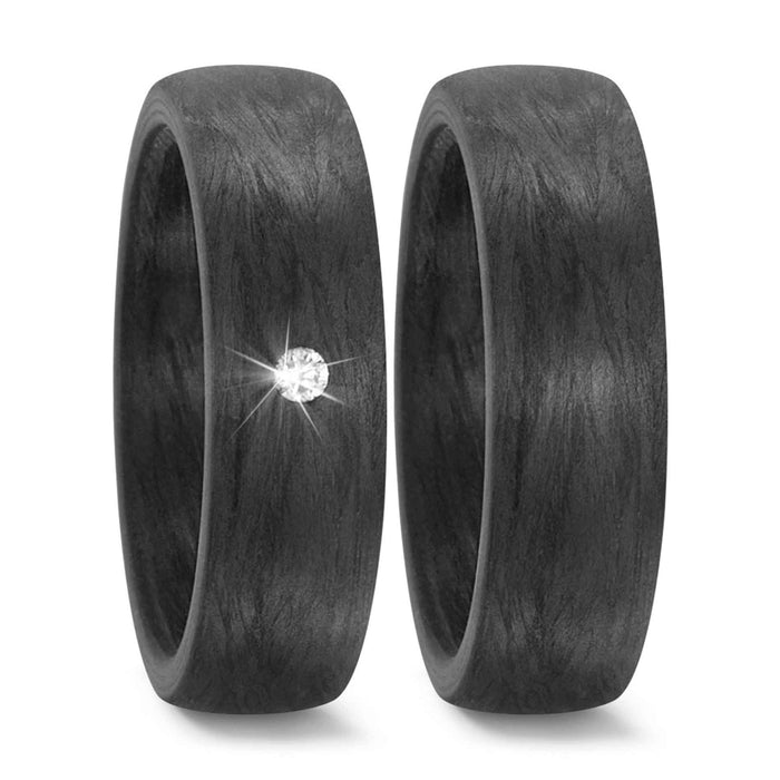 Vielsesringe i carbon med en diamant i den ene ring