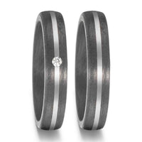 Vielsesringe fra Titan Factory i carbon og palladium med 1 diamant i den ene ring