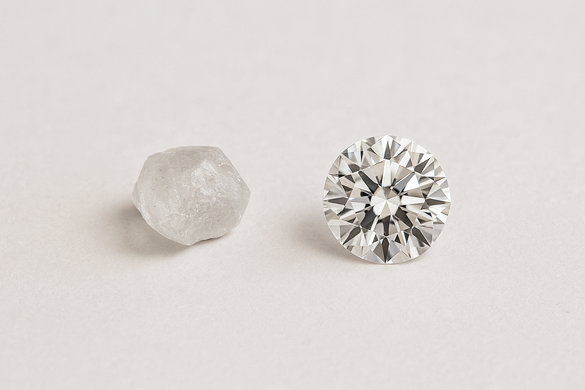 En rå diamant og en brillantslebet diamant ligger side om side