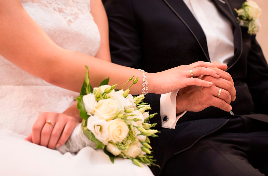 Hvilken hånd skal ringen sidde på når man er gift: Hurtig guide til tradition og valg