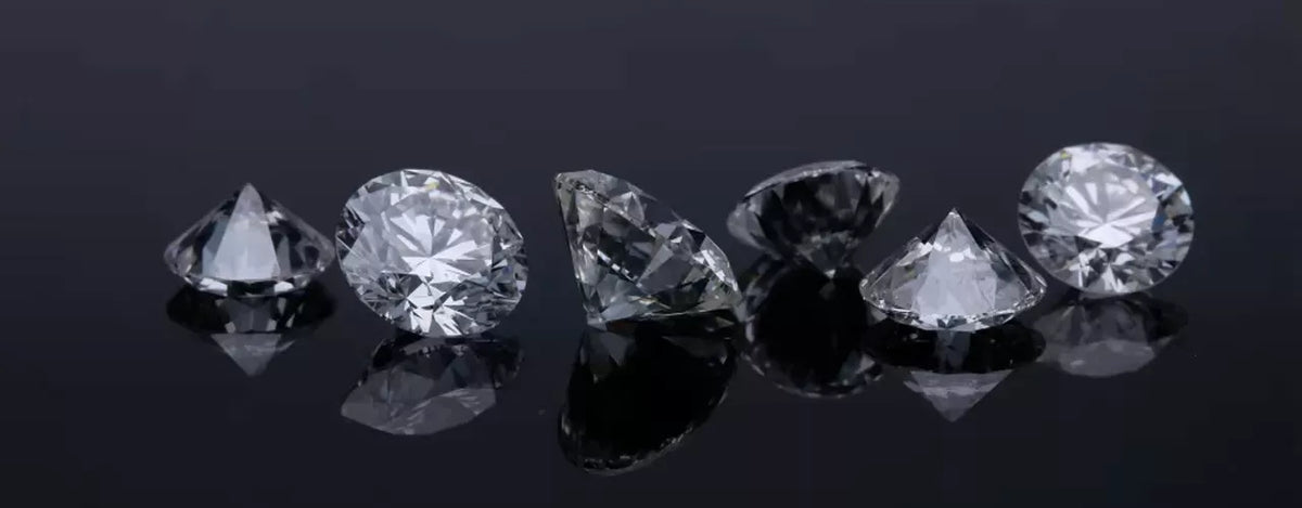 6 diamanter på en mørk baggrund.