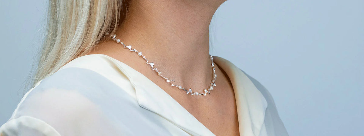 Sølvhalskæde med perler på model