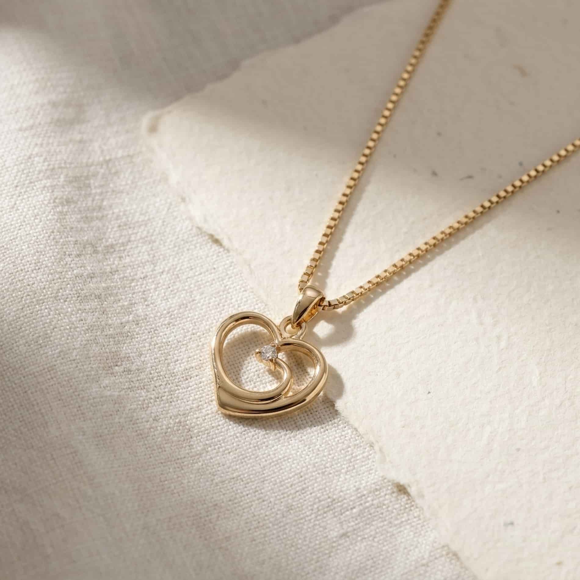 Wave hjertevedhæng i 14 karat guld med 0,009 carat hvid diamant