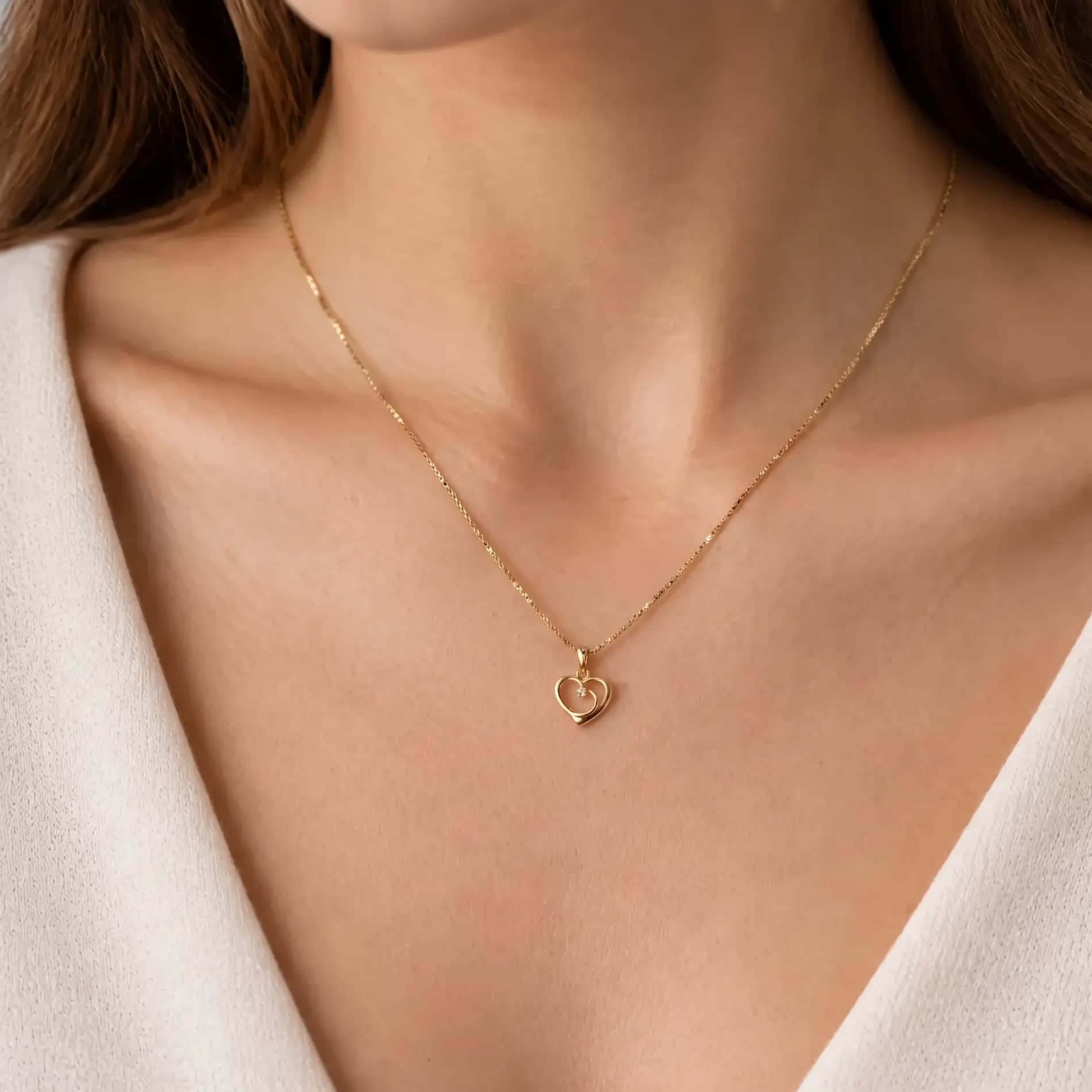 Wave hjertevedhæng i 14 karat guld med 0,009 carat diamant på model