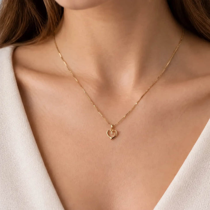 Wave hjertevedhæng i 14 karat guld med 0,009 carat diamant på model