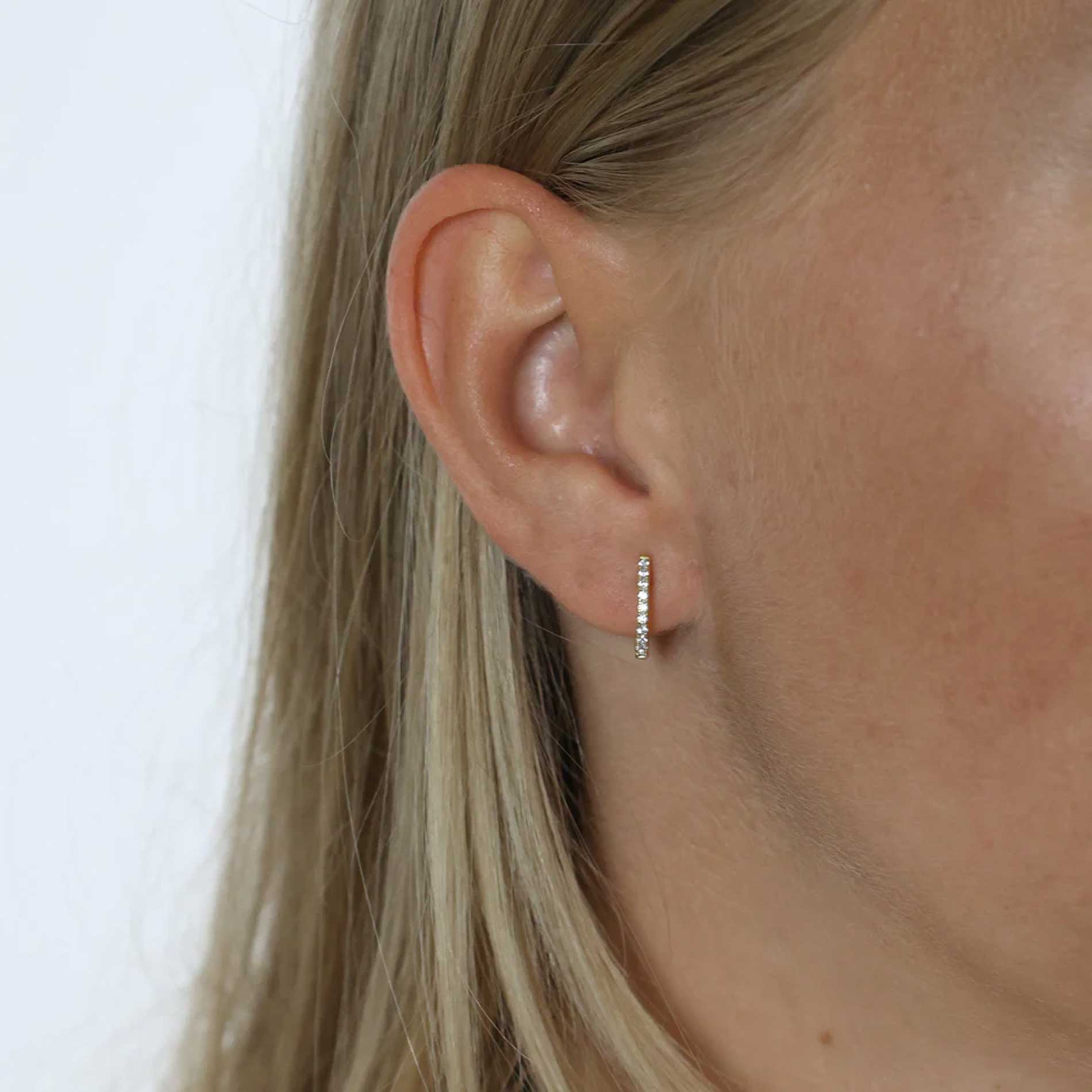 Creoler i guld med hvide zirkonia sten fra Aagaard