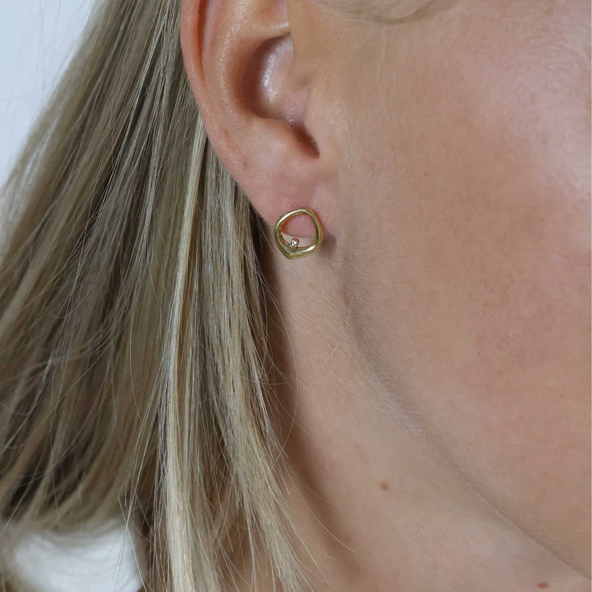 Ørestikker i 8 karat guld med zirkonia fra Aagaard