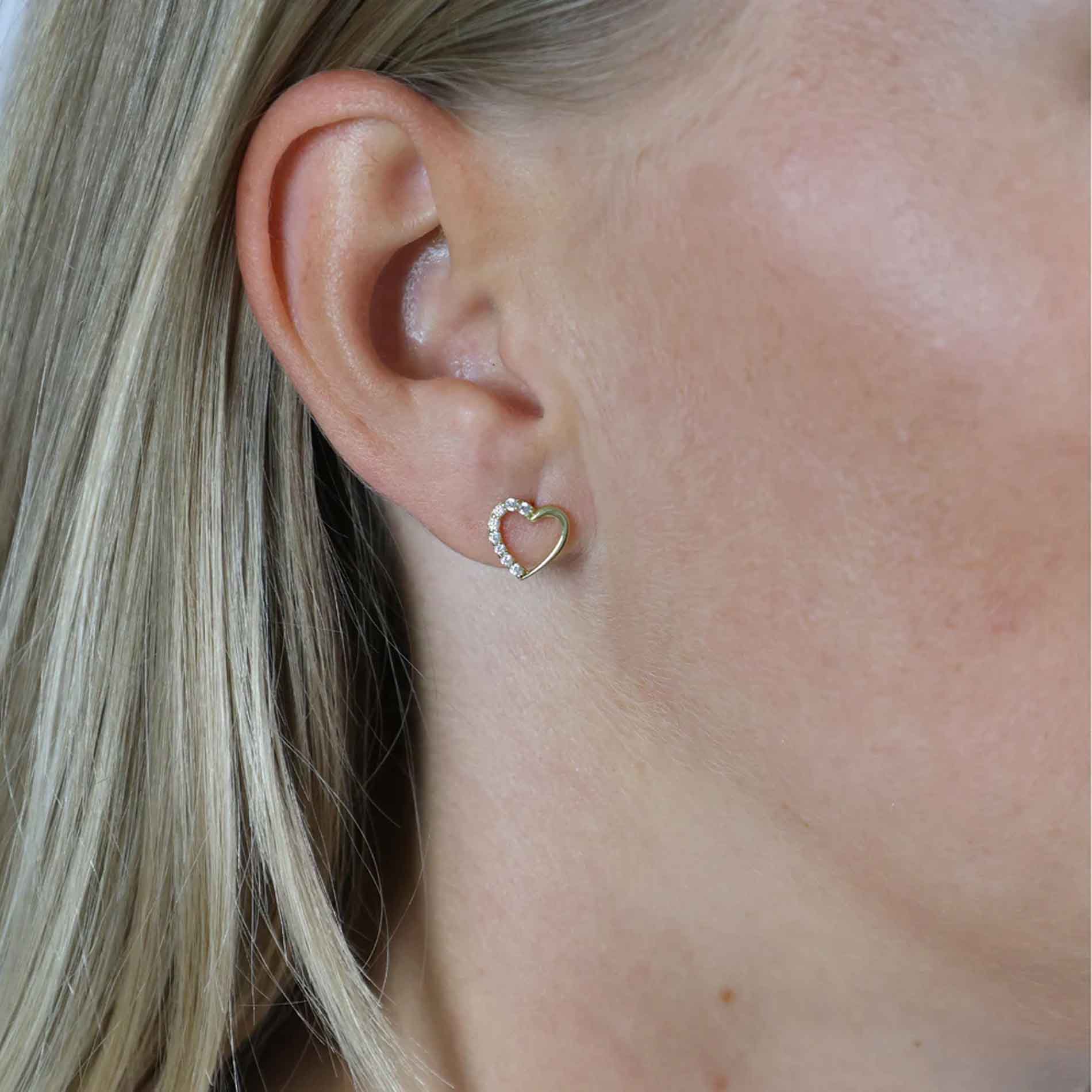 Hjerteørestikker i 8 karat guld med zirkonia fra Aagaard