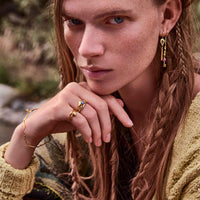 Maanesten Cille ring i forgyldt med opal, set på model
