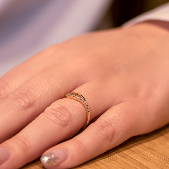 18kt guldring med diamanter båret på hånd
