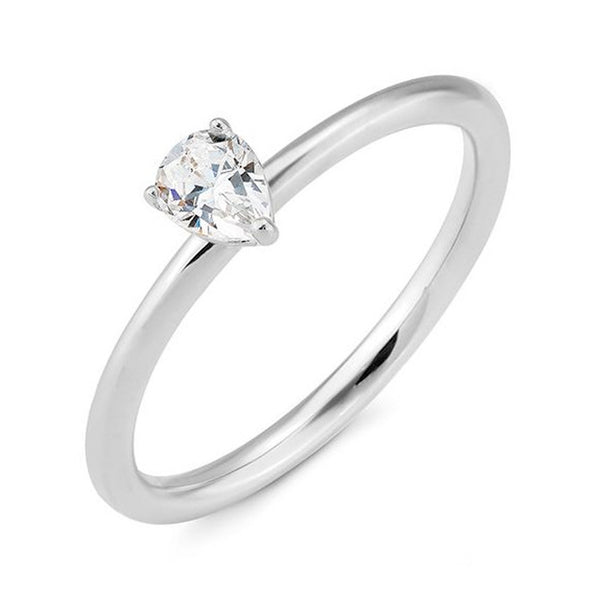 Ring i hvidguld med en dråbeformet diamant