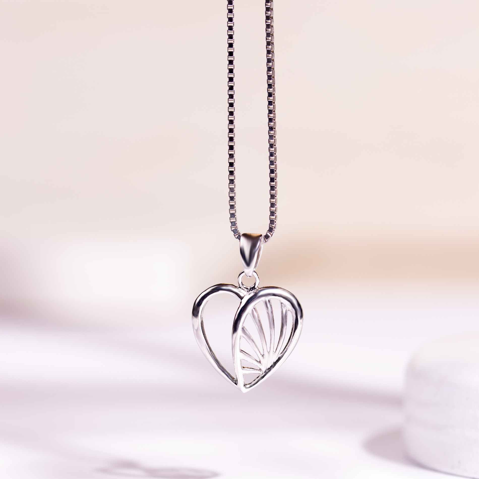 Sølv halskæde med åbent hjertevedhæng
