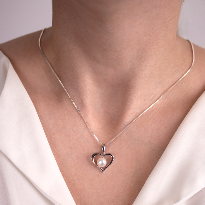 Sølvhalskæde med hvid perle i hjertevedhæng