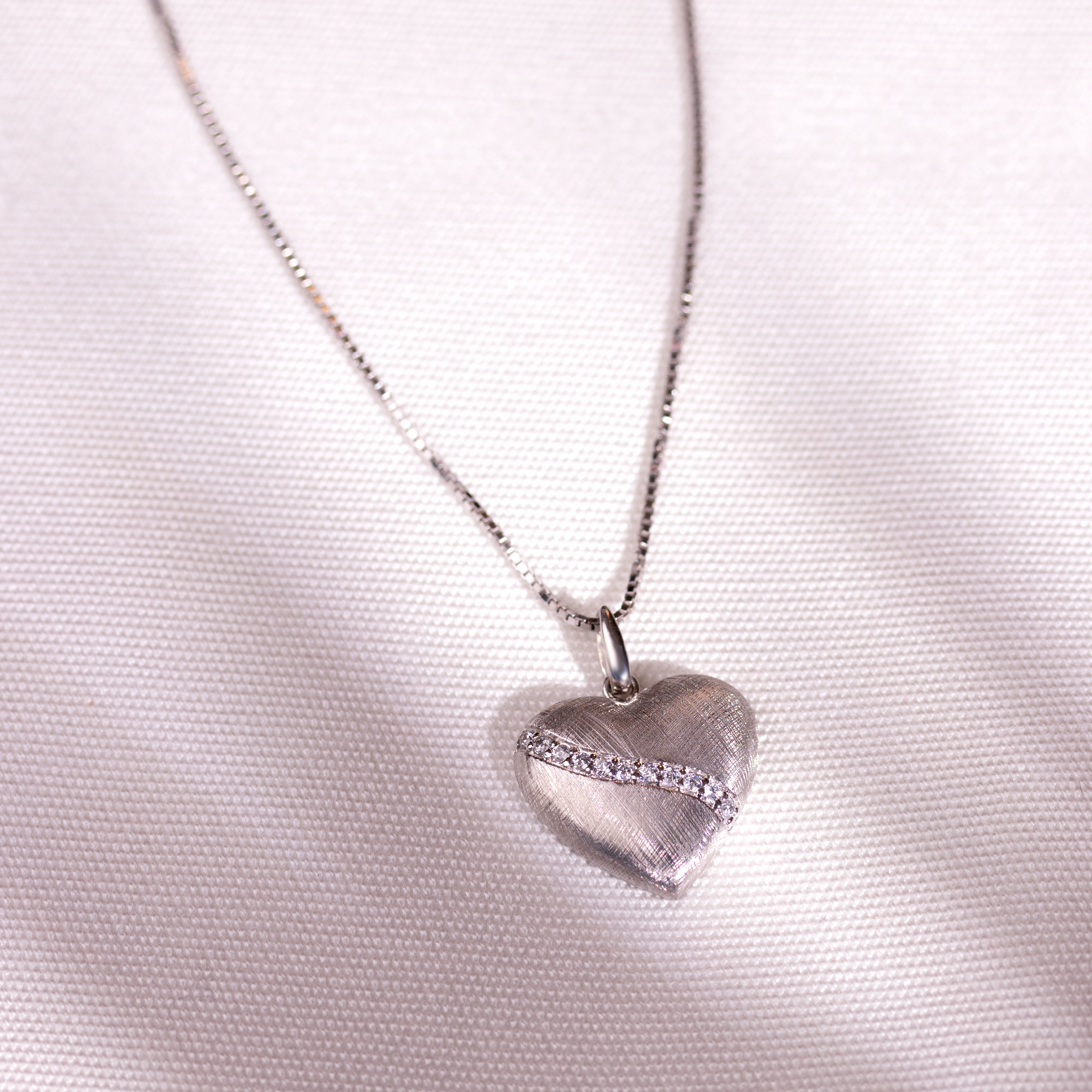 Hjertehalskæde i sølv med bånd af zirkonia