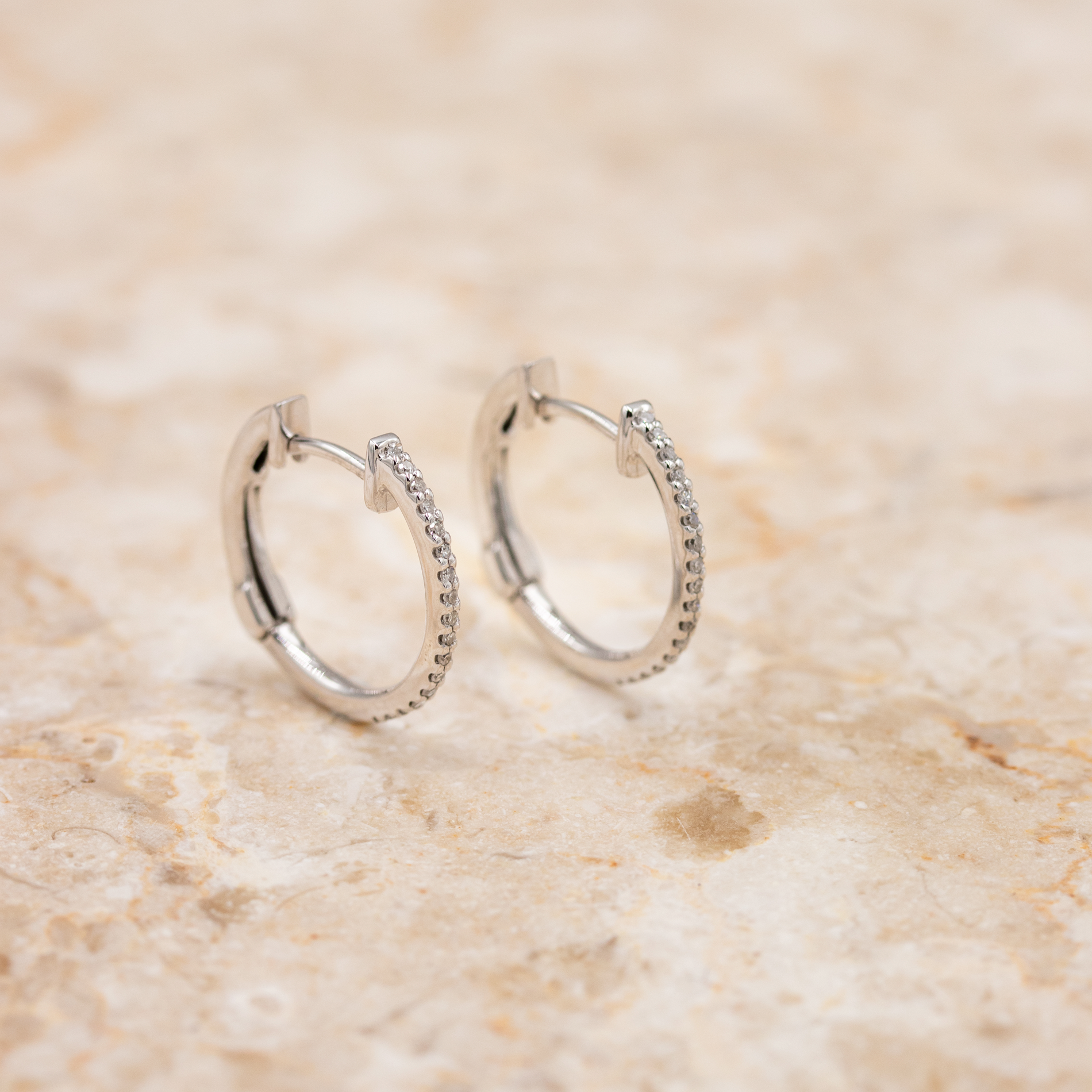 Amalfi creoler i 14 kt hvidguld med diamanter set forfra