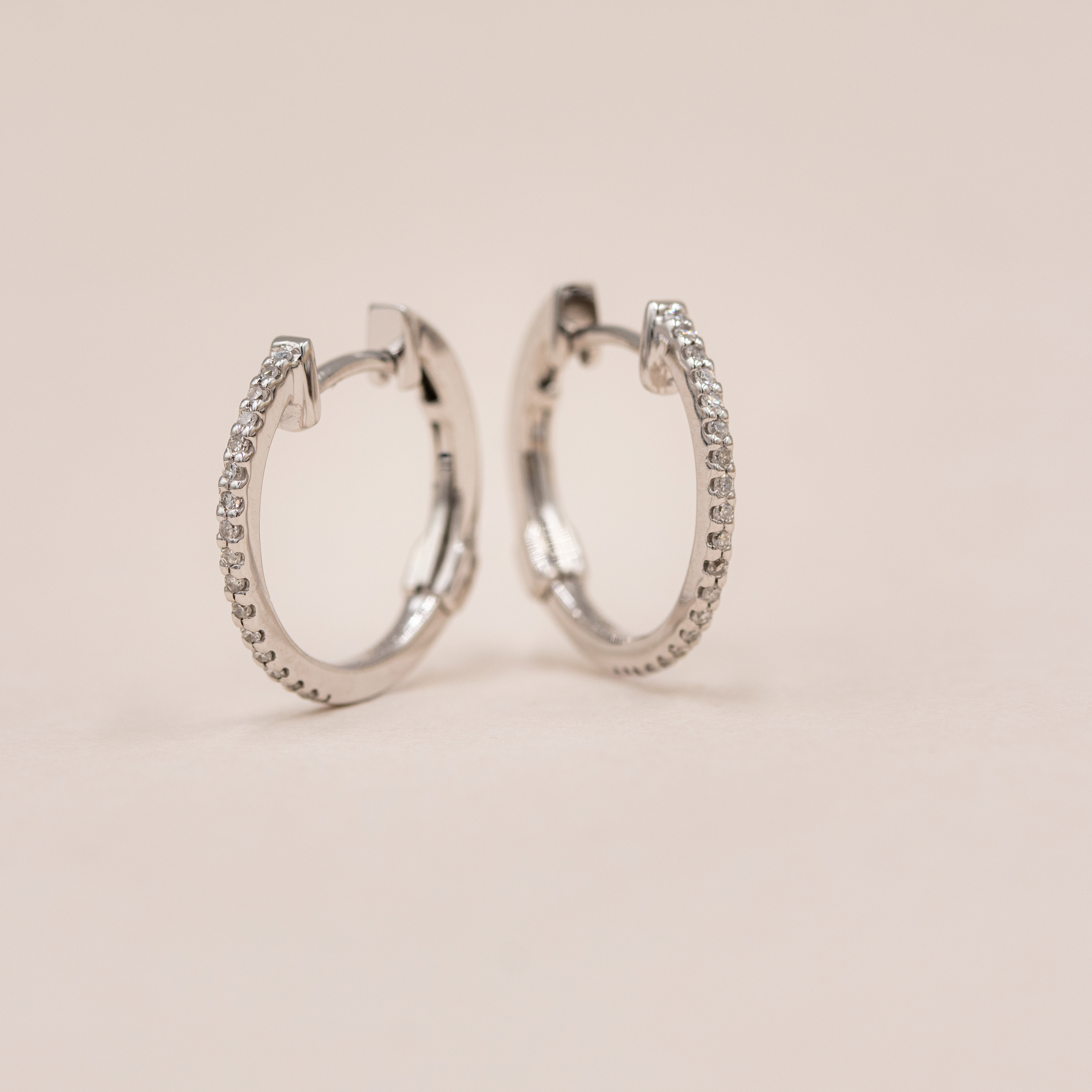 Amalfi creoler i hvidguld med diamanter set fra siden
