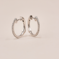 Amalfi creoler i hvidguld med diamanter set fra siden
