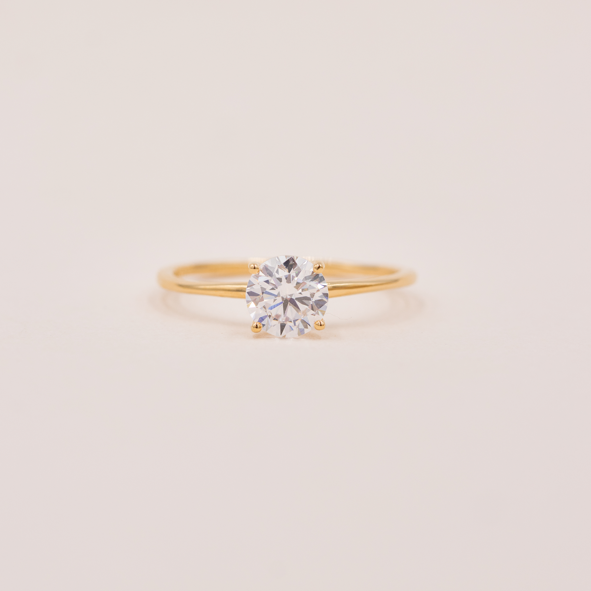 Amar ring i forgyldt sølv med rund zirkonia – front